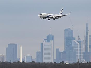 Flieger vor Frankfurter Skyline