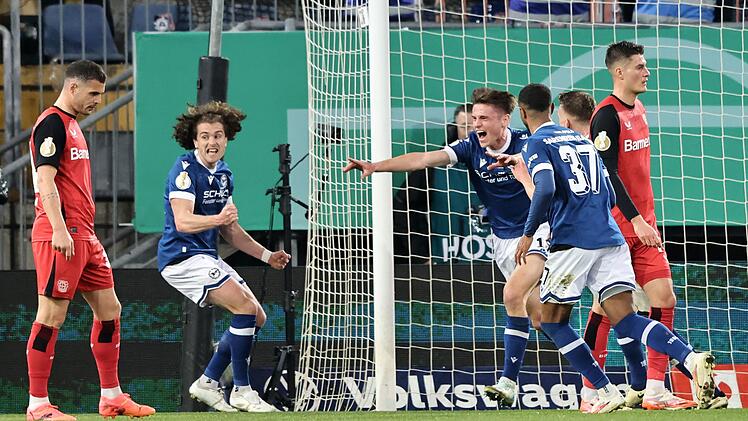 Bielefeld nach dem 2:1 gegen Bayer Leverkusen im Freudentaumel: Der Finaleinzug bedeutet für die Drittligisten (die kürzlich den Aufstieg in Liga 2 perfekt machten) den größten Erfolg der bisherigen Vereinsgeschichte.