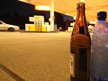 Noch mal schnell ein Bierchen in der Tanke ... Tankstellenbetreiber ärgern sich auch im Landkreis Haßberge über die engen Grenzen, die das Ladenschlussgesetz ihnen setzt. Foto: Tobias Schneider