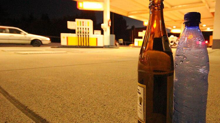 Noch mal schnell ein Bierchen in der Tanke ... Tankstellenbetreiber ärgern sich auch im Landkreis Haßberge über die engen Grenzen, die das Ladenschlussgesetz ihnen setzt. Foto: Tobias Schneider