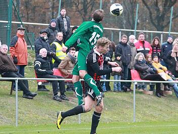 Hier hat der Neudrossenfelder André Lutz Oberwasser  und köpft den Ball  gegen den Saaser Andreas Koch weg. Am Schluss war's umgekehrt: Die Bayreuther siegten 1:0 und nahmen die Punkte mit. Foto:  Herbert Georgius