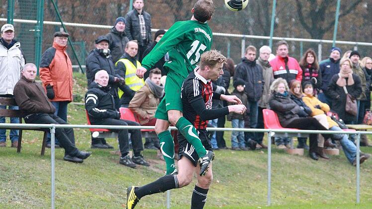 Hier hat der Neudrossenfelder André Lutz Oberwasser  und köpft den Ball  gegen den Saaser Andreas Koch weg. Am Schluss war's umgekehrt: Die Bayreuther siegten 1:0 und nahmen die Punkte mit. Foto:  Herbert Georgius