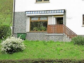 Wo jetzt der weiß-blühende Busch steht, soll der Sockel der PV-Anlage in Frauendorf in die Erde kommen. Die fünf Meter Höhe der Solarplatten würden mindestens bis zu der Markise reichen. Foto: Monika Schütz