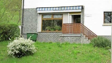 Wo jetzt der weiß-blühende Busch steht, soll der Sockel der PV-Anlage in Frauendorf in die Erde kommen. Die fünf Meter Höhe der Solarplatten würden mindestens bis zu der Markise reichen. Foto: Monika Schütz