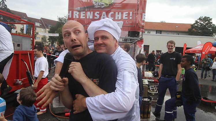 Koch trifft Moderator - die Feuerwehrleute hatten ihren Spaß an diesem besonderem Arbeitstag. Foto: Michael Busch