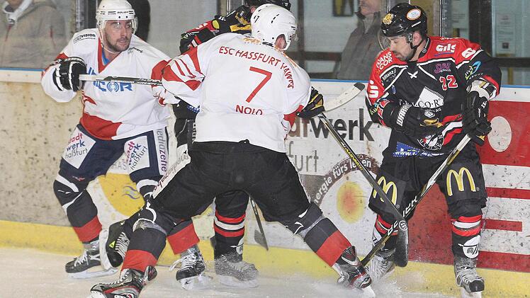 Der Puck ist eingeklemmt. Beim "Vierkampf" beteiligt waren die Haßfurter Beppi Eckmair (links) und Eugen Nold sowie zwei Buchloer.