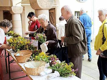 Lina Papp bietet die selbstgebundenen Wurzbüschel an.