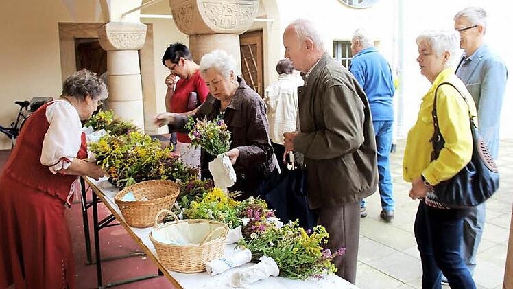 Lina Papp bietet die selbstgebundenen Wurzbüschel an.