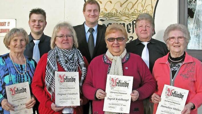 Urkunden und Ehrennadeln für ein viertel Jahrhundert Treue zum TSV Sonnefeld nahmen entgegenn (vorne, von links): Inge Kurz, Dagmar Friedrich, Ingrid Kohlhaupt, Hannelore Müller, (hinten) Patrick Scheler, Michael Keilich und Dieter Reißenweber. Foto: Klaus Oelzner