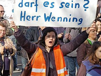 Bereits im Frühjahr 2014 haben die Menschen aus der Region schon einmal gegen die vielen Großprojekte demonstriert - damals dachte noch niemand daran, dass mit der derzeit im Bau befindlichen 380-Kilovolt-Höchstspannungsleitung noch lange nicht Schluss sein soll. Foto: Rainer Lutz