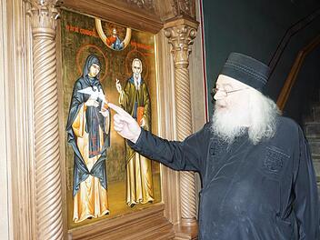 Eine neue Ikone in einem Prosgynitarion ziert den Eingangsbereich der orthodoxen Kirche in Bischofsheim. Pfarrer Fjodor Hölldobler hat es anfertigen lassen aus Verehrung für den Mönchsvater, den Heiligen Benedikt und seine Zwillingsschwester die Heilige Scholastika. Foto: Marion Eckert