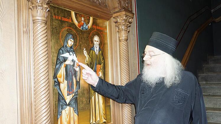 Eine neue Ikone in einem Prosgynitarion ziert den Eingangsbereich der orthodoxen Kirche in Bischofsheim. Pfarrer Fjodor Hölldobler hat es anfertigen lassen aus Verehrung für den Mönchsvater, den Heiligen Benedikt und seine Zwillingsschwester die Heilige Scholastika. Foto: Marion Eckert