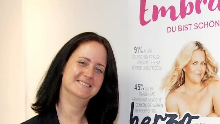 Fabienne Geißdörfer stellt das Semesterprogramm für das Winterhalbjahr vor.  Foto: Richard Sänger