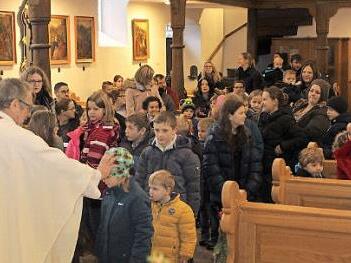 Passend zum Anlass trägt Pater Gabriel Ramos Valiente einen Chormantel mit "allen Kindern dieser Welt". Foto: Evi Seeger