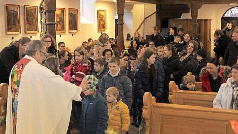 Passend zum Anlass trägt Pater Gabriel Ramos Valiente einen Chormantel mit "allen Kindern dieser Welt". Foto: Evi Seeger