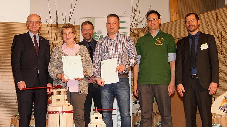Für ihre Aktivitäten erhielten drei Vereine Sonderpreise des Landesverbandes, von links; Landrat Wilhelm Schneider mit Maria Florschütz (Unterpreppach), Kreisfachberater Guntram Ulsamer, Steffen Hömer (Hofheim), Stefan Schorn (Untermerzbach) sowie Kreisfachberater Johannes Bayer.