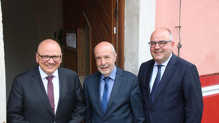 Sie gaben am Dienstagnachmittag bekannt, dass ein Investor für das Schloss gefunden ist: Mathias Hartmann (Vorstandsvorsitzender der Diakonie Neuendettelsau), Jürgen Zenker (Vorstand Dienste für Menschen) und Dietmar Motzer (kaufmännischer Vorstand). Foto: Jürgen Gärtner