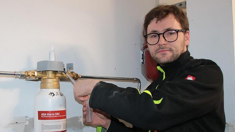 Kleine Ursache, große Wirkung: Wegen einer geplatzten Filter-Patrone ist das Hammelburger Pfarrzentrum fast ein Jahr gesperrt. Hier zeigt Küster Michael Brandan die ausgetauschte Patrone. Foto: Archiv/Ralf Ruppert