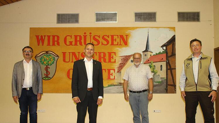 Geschäftsführer Fabian Menzel (rechts) mit den neuen Vorsitzenden der Forstbetriebsgemeinschaft (von links) Harald Hofmann, Mario Götz und August Weingart  Foto: Hilmar Ruppert