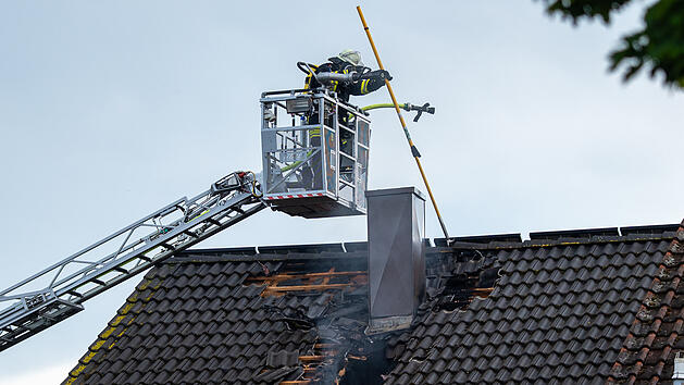 Blitz trifft Wohnhaus in Feuchtwangen: Feuer zerstört Dach