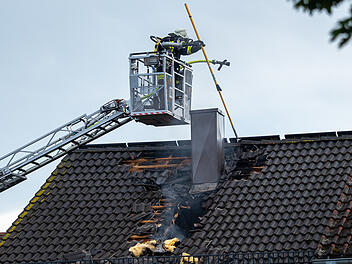 Blitz trifft Wohnhaus in Feuchtwangen: Feuer zerstört Dach