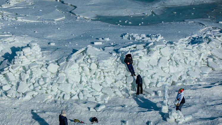 Eisberge t&uuml;rmen sich an der Ostseek&uuml;ste