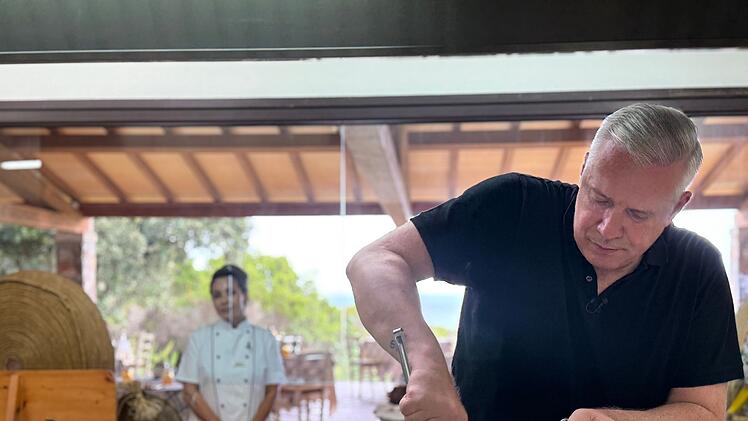 Originalk&ouml;chin Chicca Ortu schaut Alexander Herrmann beim Kampf mit Raviolo und Brotauflauf zu.