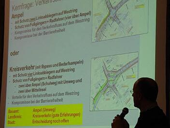 Matthias Wacker (Staatliches Bauamt) erläuterte am Montagabend in der Bürgerversammlung in Garitz noch einmal die beiden möglichen Varianten des Ausbaus der Garitzer Kreuzung. Foto: Klaus Werner