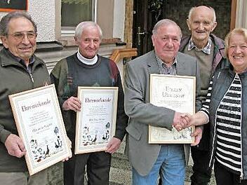 In Anerkennung seiner Verdienste wurde Siegfried Köhn zum Ehrenvorsitzenden ernannt. Vorsitzende Ursula Weichert gratuliert ihm. Mit im Bild von links die ausgezeichneten langjährigen Mitglieder Günter Friedrich, Edgar Steiner und Gottfried Dötschel