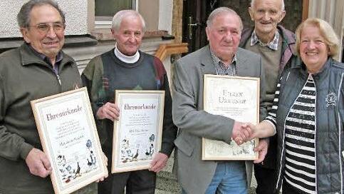 In Anerkennung seiner Verdienste wurde Siegfried Köhn zum Ehrenvorsitzenden ernannt. Vorsitzende Ursula Weichert gratuliert ihm. Mit im Bild von links die ausgezeichneten langjährigen Mitglieder Günter Friedrich, Edgar Steiner und Gottfried Dötschel