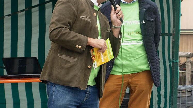 Die "Chefs" des Genussfestes - Bürgermeister Gerhard Wunder und Rainer Kober von Steinwiesen aktiv. Foto: Susanne Deuerling