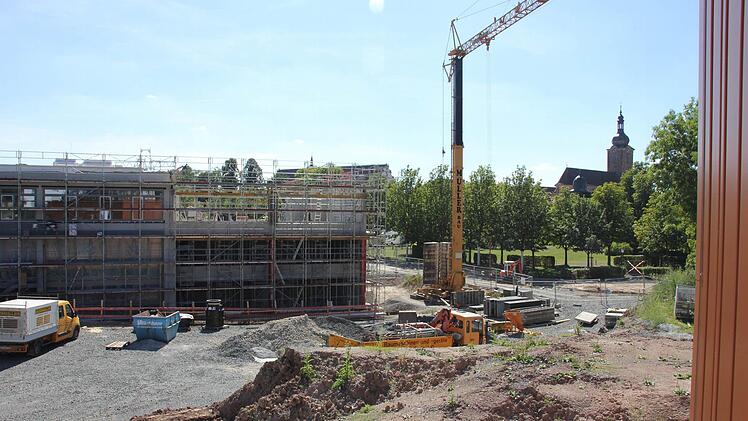 Leider (noch?) keine Sonnenterrasse: Blick vom Dach über dem Eingangsbereicha auf die Altstadt und die Realschulbaustelle.