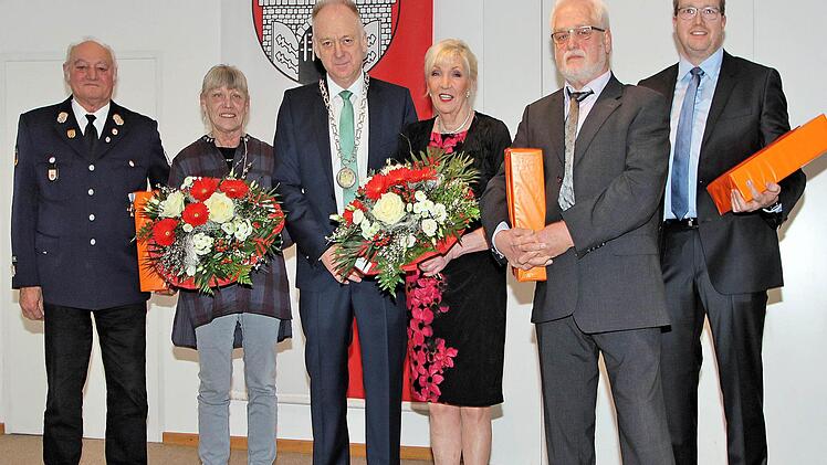 Für ihr Engagement wurden Hans Petsch und Sabine Scheuble (links von Bürgermeister Blank) sowie Brigitte, Günter und Michael Schaub (rechts) geehrt.