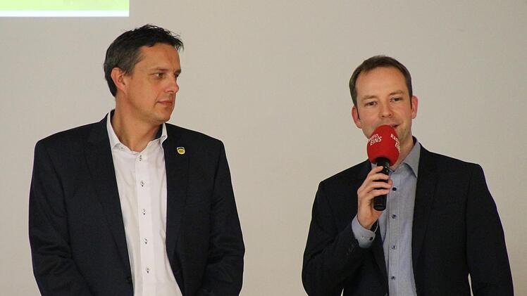 HSC-Vorstandssprecher Stefan Apfel (links) und Trainer Jan Gorr beim Neujahrsempfang des HSC 2000 CoburgOliver Schmidt
