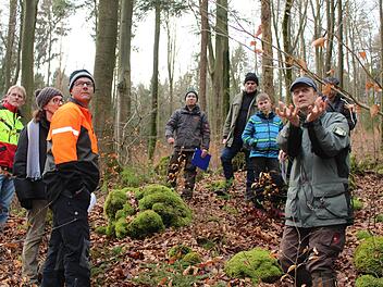 Forstamtsrat Stefan Ludwig erl&auml;utert die Vorgehensweise bei der Hiebsf&uuml;hrung, um Naturverj&uuml;ngung erzielen zu k&ouml;nnen. Foto: Michael Kreppel