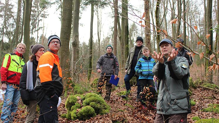 Forstamtsrat Stefan Ludwig erl&auml;utert die Vorgehensweise bei der Hiebsf&uuml;hrung, um Naturverj&uuml;ngung erzielen zu k&ouml;nnen. Foto: Michael Kreppel