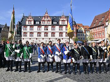 Zur Eröffnung des Pfingstkongresses waren die Chargierten der Präsidierenden Landsmannschaft Alemanno-Palatia Erlangen (schwarz), der Vorpräsidierenden Gottinga Göttingen (blau) und Cimbria Freiburg (grün) auf dem Marktplatz aufgezogen. Foto: Ronald Rinklef