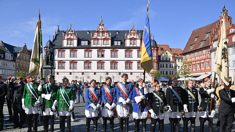 Zur Eröffnung des Pfingstkongresses waren die Chargierten der Präsidierenden Landsmannschaft Alemanno-Palatia Erlangen (schwarz), der Vorpräsidierenden Gottinga Göttingen (blau) und Cimbria Freiburg (grün) auf dem Marktplatz aufgezogen. Foto: Ronald Rinklef