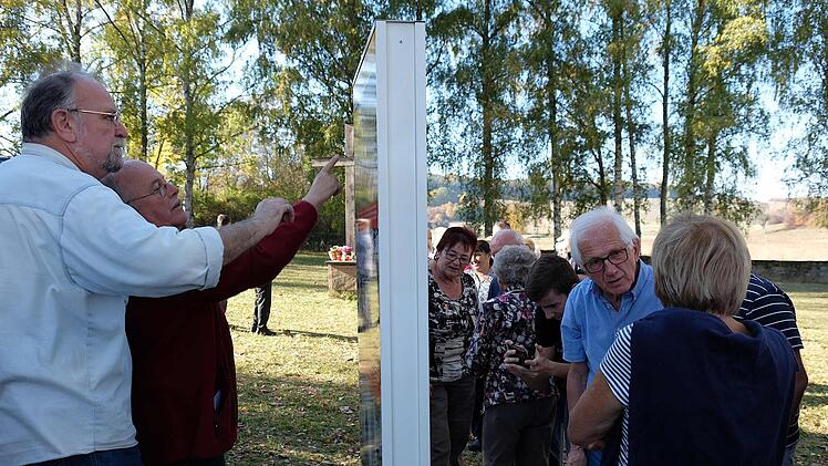 Die Besucher schauen sich die neue Gedenktafel an. Foto: Gerd Schaar
