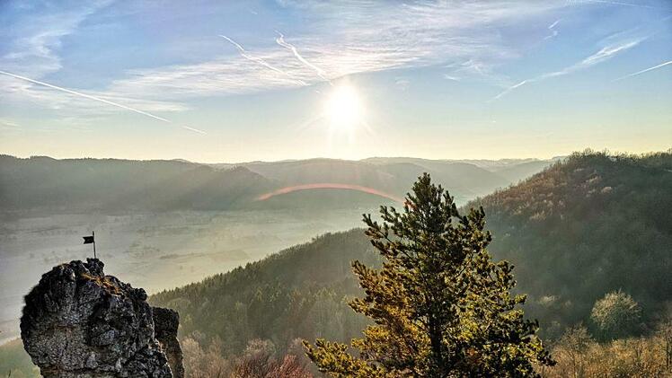 Strahlende Frühlingssonne gab's im ganzen Landkreis: Laura Jäger hat diesen tollen Sonnenaufgang am Walberla eingefangen. Foto: inFrankenPix-Nutzerin Laura Jäger