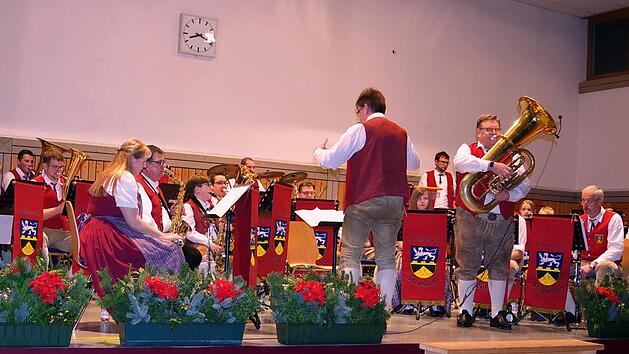 Der Dirigent Valerij Efremov begeisterte mit seinem Bravour-Tuba-Solo beim feurigen ungarischen "Czardas". Foto: Heike Schülein