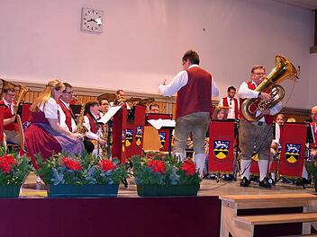Der Dirigent Valerij Efremov begeisterte mit seinem Bravour-Tuba-Solo beim feurigen ungarischen "Czardas". Foto: Heike Schülein