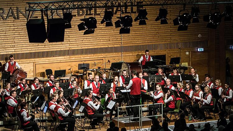 Mitreißender Auftritt: Beim Weihnachtskonzert beeindruckten das Jugendorchester und der Musikverein Stadt Rödental in der fast ausverkauften Franz-Goebel-Halle.Foto: Jochen Berger