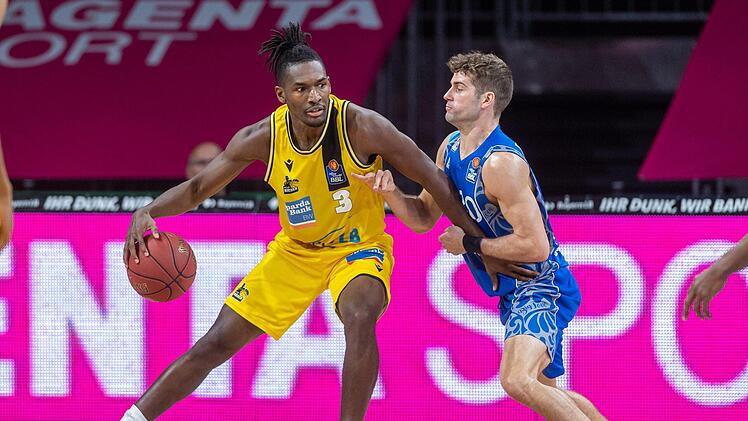 Der Ludwigsburger Jaleen Smith (links, gegen Frankfurts Joe Rahon) kam nach einem positiven Corona-Test erst verspätet nach München. Foto: Tilo Wiedensohler/camera4 GbR/BBL/Pool/dpa