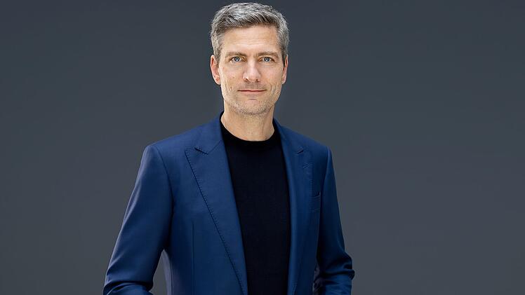 Nachrichtenmann Ingo Zamperoni hat viele Eindr&uuml;cke des Jahres 2025 in seinem Beruf sammeln k&ouml;nnen und m&uuml;ssen. Was hat ihn besonders bewegt? Zamperoni ist einer von drei prominenten Chronisten der letzten zw&ouml;lf Monate, die in der Doku "ARD-Jahresr&uuml;ckblick 2025" das Geschehen kommentieren.