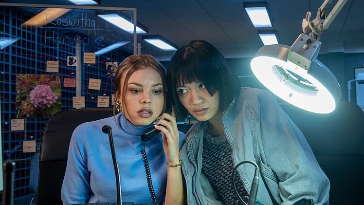 Victoria (Lea Zo&euml; Voss, links) und Yuki (Nhung Hong) m&uuml;ssen eine Gruppenarbeit erledigen.