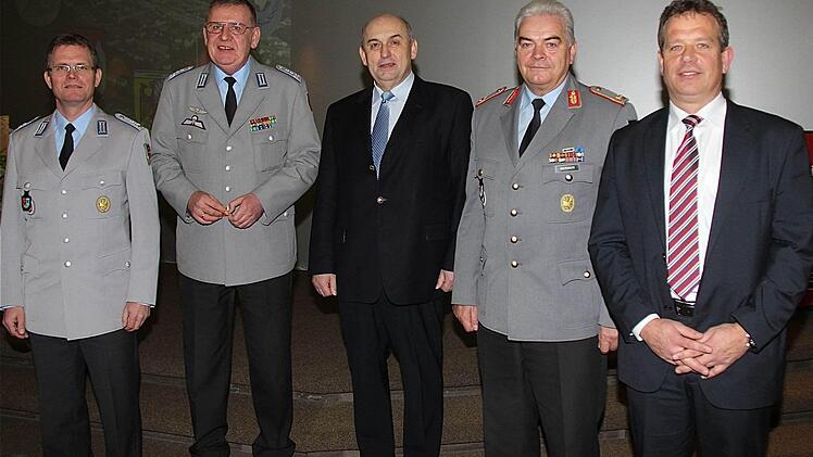 Beim Empfang sprachen (von links) Stellvertretender Kommandant des Truppenübungsplatzes Oberstleutnant Gert Neubert, stellvertretender Standortältester Oberst Fredi Müller, Bürgermeister Alfred Schrenk, Brigadegeneral Johann Berger und DLZ-Chef Regierungsdirektor Matthias Hümmler. Foto: Gerd Schaar