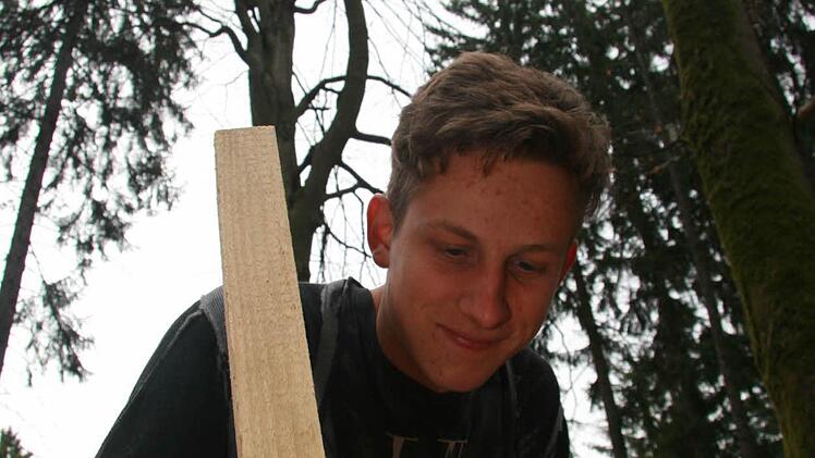 Julian Seiferth schaut genau, ob an dem groben Holz Tierhaare zu finden sind - aber auch er findet nichts.