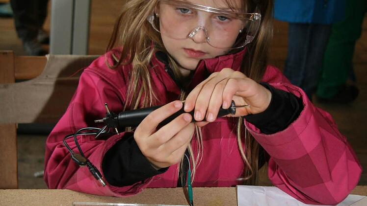 Silvana Schmidt graviert mit viel Akribie und Liebe zum Detail eine Sonne ins Glas. Foto: Sonja Adam