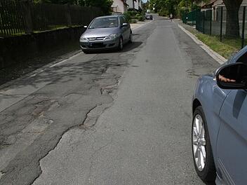 Ein Flickenwerk ist die Mangersreuther Straße im Bereich zwischen der Wickenreuther Allee und der Kirche. Nun soll die Straße saniert werden.   Fotos: Sonja Adam